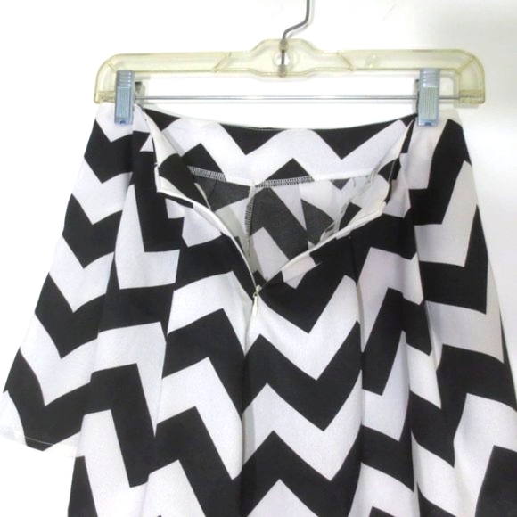 New Moxeay Shorts Ultra High Rise Black White Chevron Print Flowy Skort Size S - Picture 4 of 10